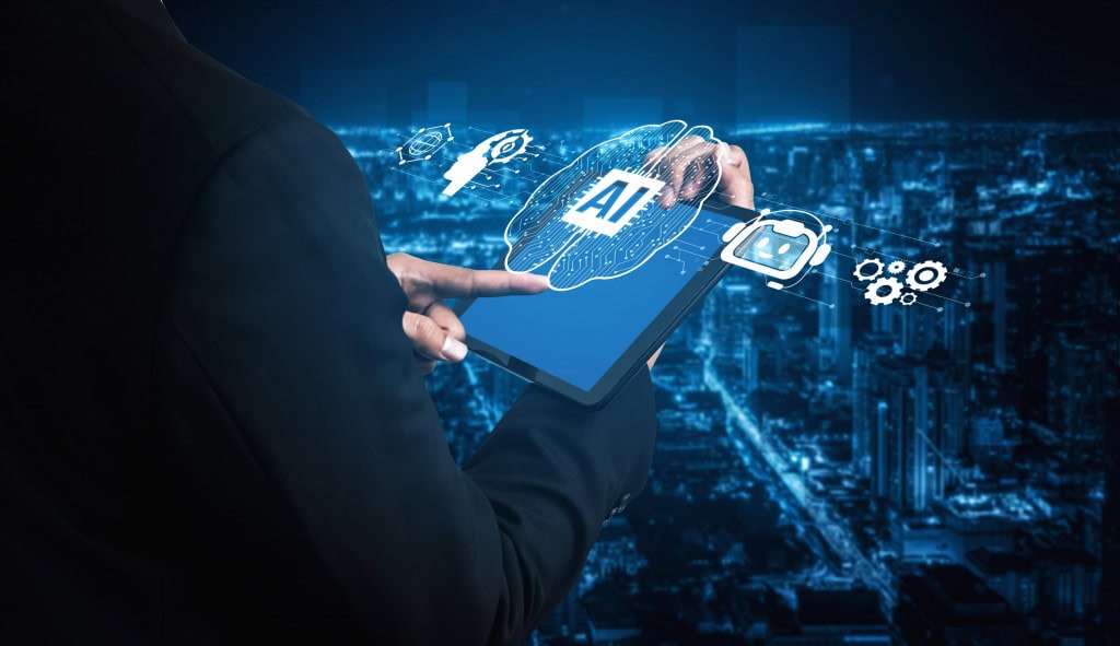 Pessoa com um tablet na mão, cuja tela está projetando, no ar, um cérebro, que possui um chip com os dizeres "AI"