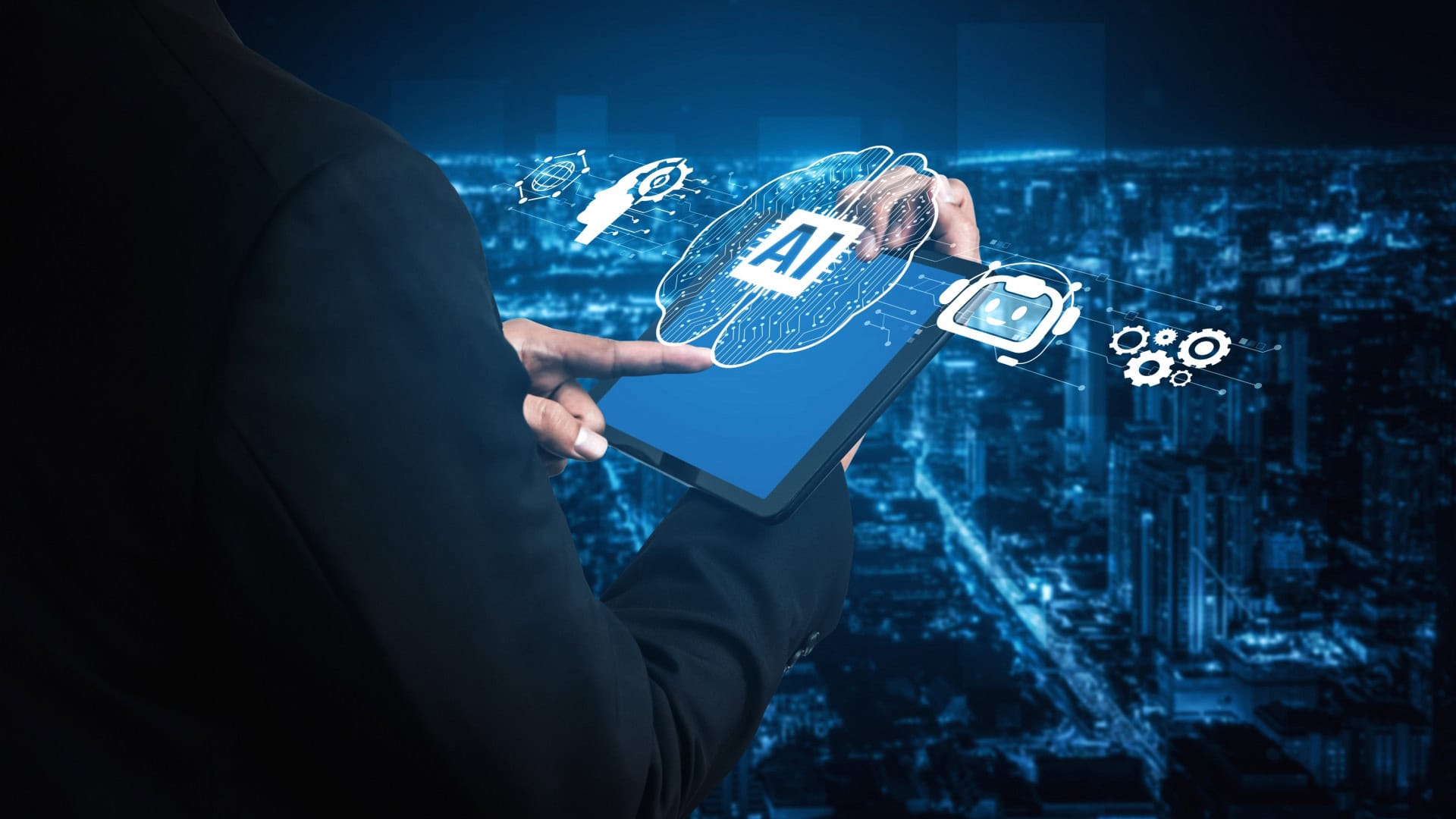 Pessoa com um tablet na mão, cuja tela está projetando, no ar, um cérebro, que possui um chip com os dizeres 