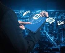 Pessoa com um tablet na mão, cuja tela está projetando, no ar, um cérebro, que possui um chip com os dizeres 