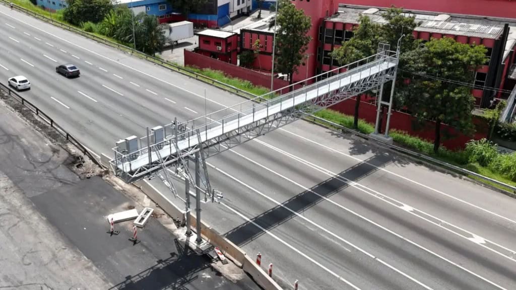 Pedágio Free Flow na rodovia Dutra visto de cima