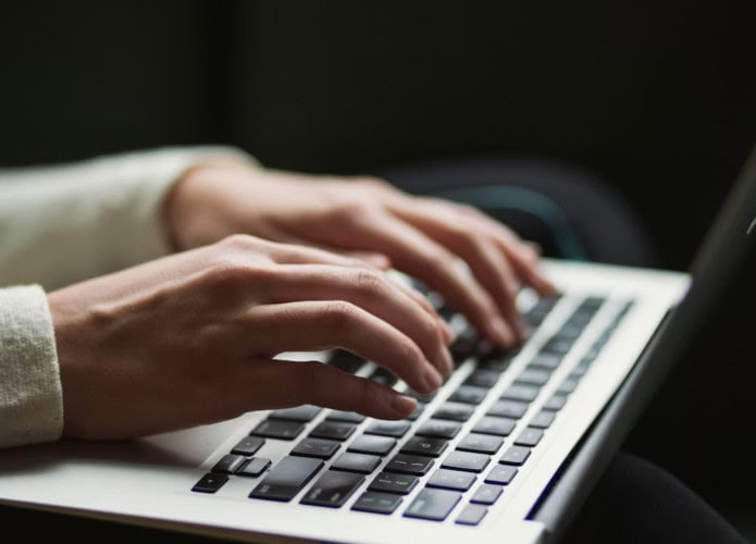 Pessoa usando notebook via Kaitlyn Baker/Unsplash