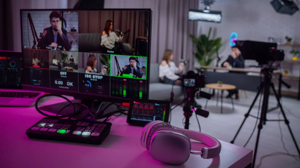 Pessoas gravando podcast em áudio e vídeo em estúdio