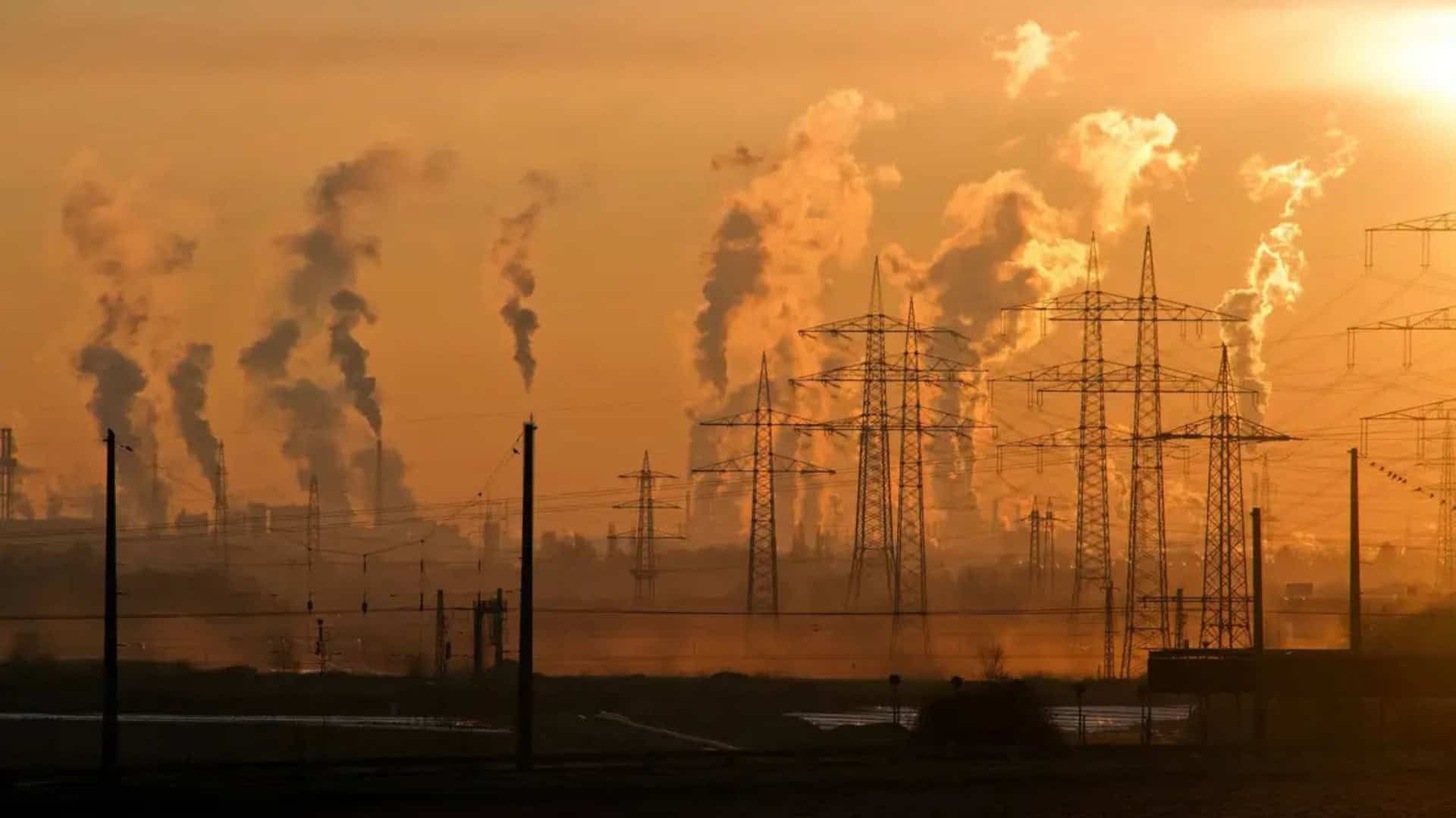 Paisagem de poluição na qual chaminés industriais expelem muita fumaça
