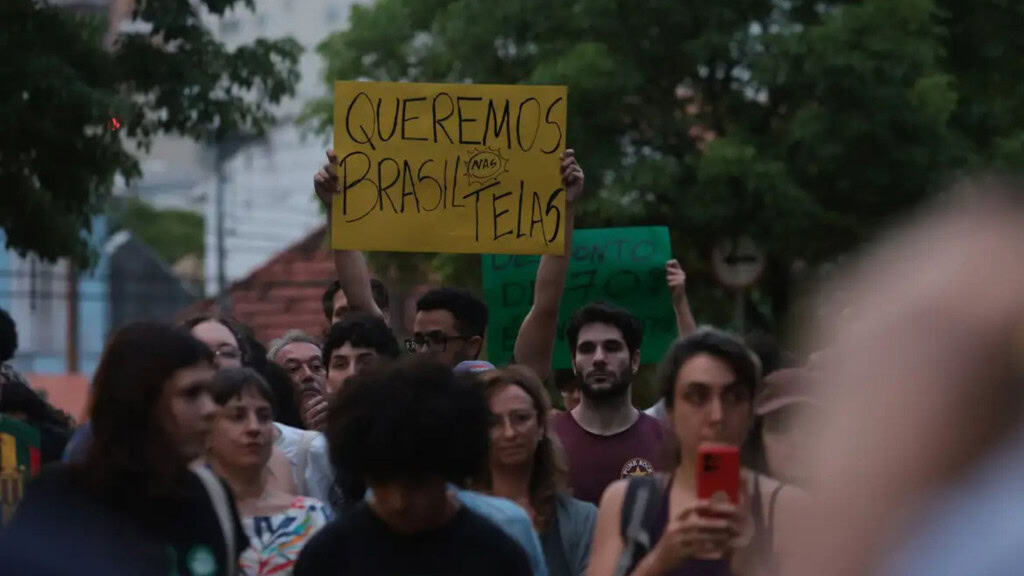 Manifestantes em protesto contra projeto de lei para regulamentar plataformas de streaming no Brasil