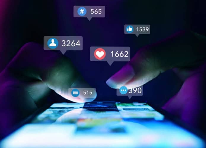 Adolescente usando redes sociais