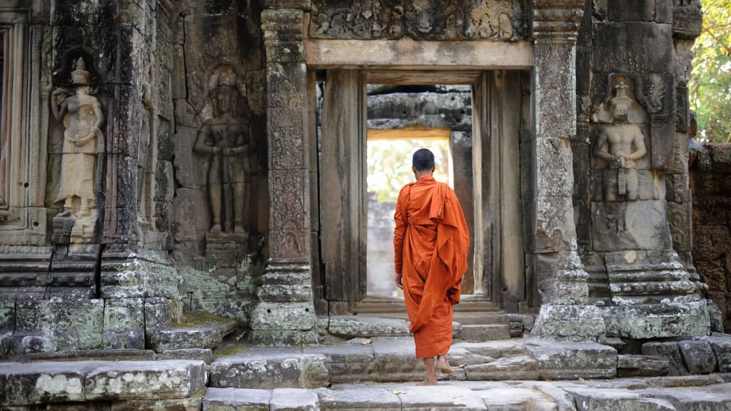 Monge entrando em templo de Angkor