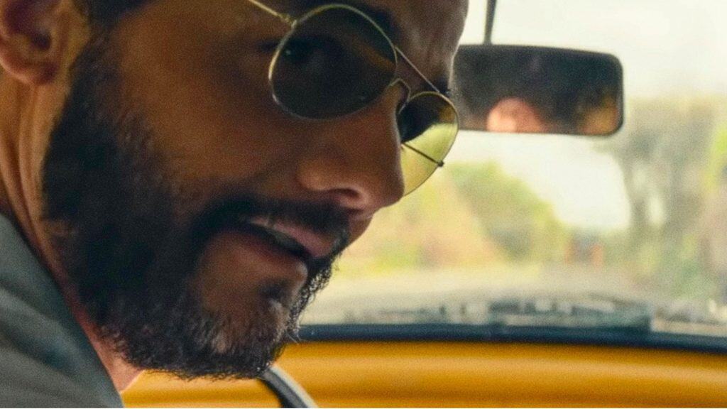 Homem de óculos olhando para trás