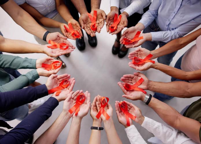 Tratamento do HIV e da Aids, apoio solidário e laço vermelho de conscientização