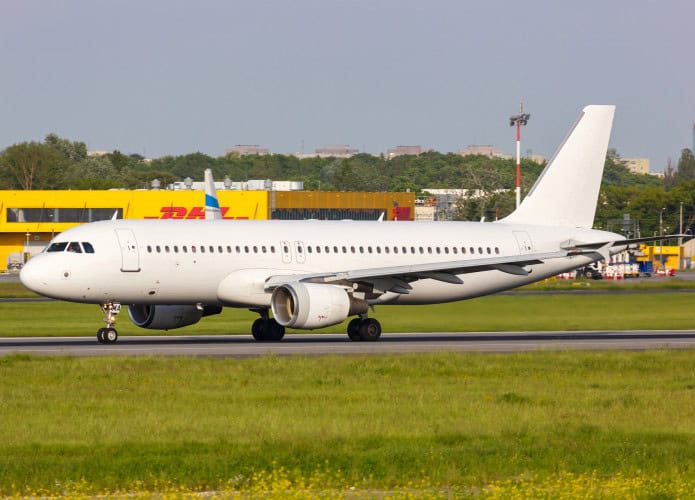 Airbus A320 parado em uma pista
