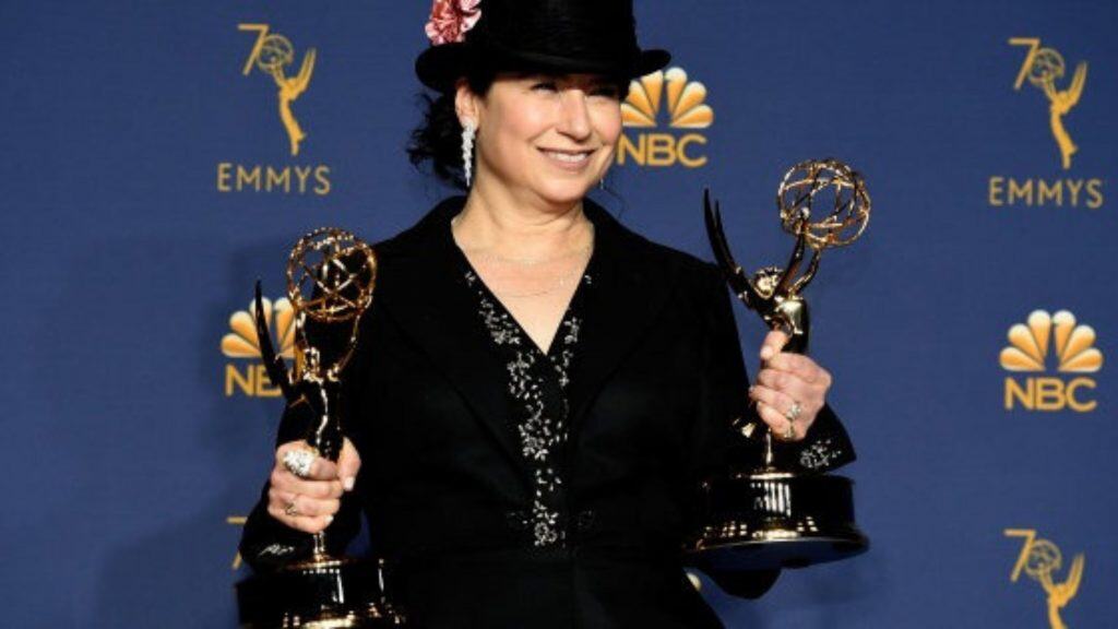 O que é um showrunner em uma série de TV? Se você gosta de séries e acompanha notícias e debates sobre suas produções favoritas, provavelmente já ouviu o termo showrunner. Mas o que ele significa? A palavra se refere a um dos cargos mais importantes e centrais da indústria de televisão. amy Sherman-Palladino, criadora de Gilmore Girls e The Marvelous Mrs. Maisel