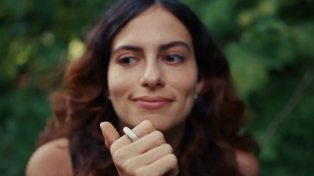 Mulher usando o anel inteligente Stream no dedo indicador.