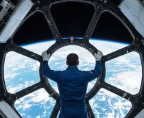 astronauta-preso-estao-210x172