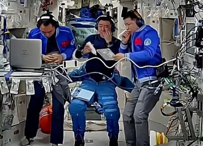 astronautas-shenzhou-20-695x500