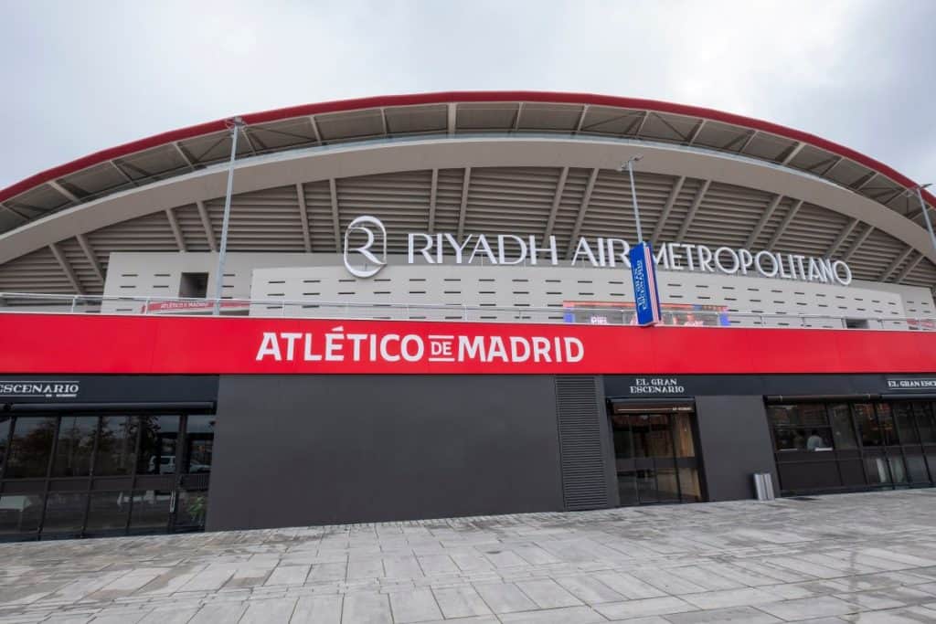 Estádio do Atlético de Madrid inova com faixa de LED de 360º O Riyadh Air Metropolitano, em Madri, deu mais um passo para consolidar-se entre os estádios mais tecnológicos do mundo ao incorporar o LG Sky Ribbon, uma faixa de LED de 360° que redefine a experiência visual em grandes eventos, como mostra o EuroNews. Estádio do Atlético de Madrid inova com faixa de LED de 360º