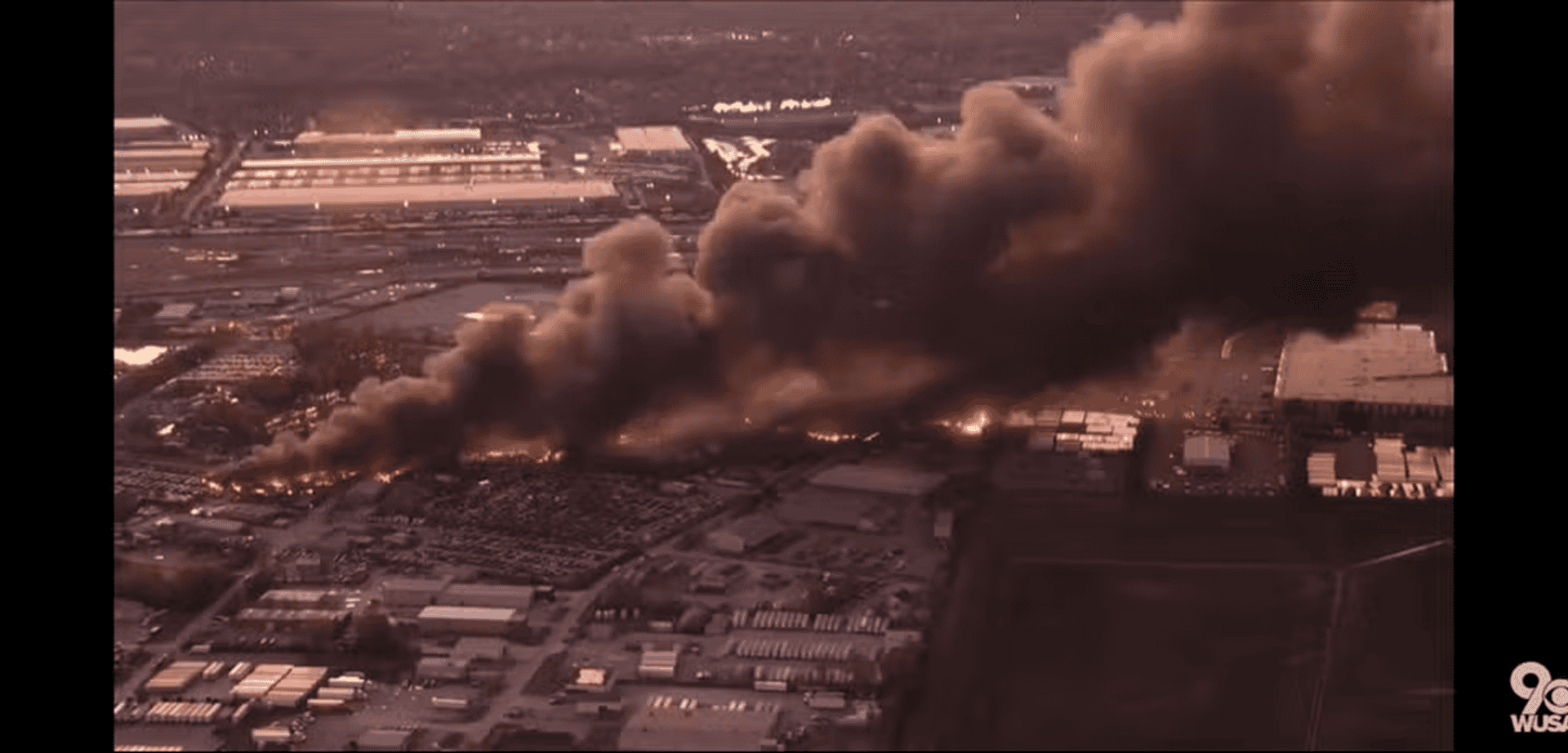 Fumaça no local da queda do avião