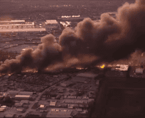 Fumaça no local da queda do avião