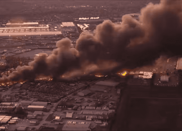 Fumaça no local da queda do avião