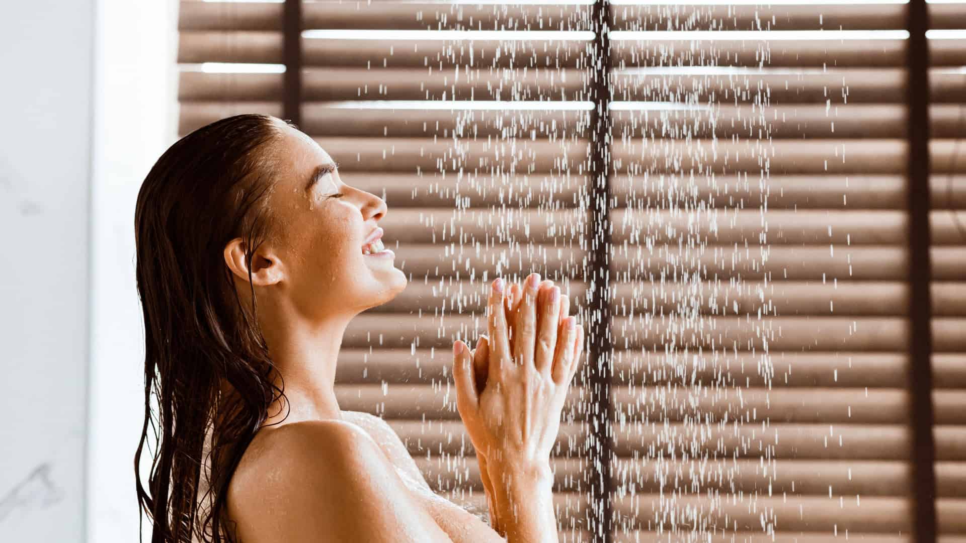 Mulher tomando banho