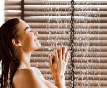 Mulher tomando banho