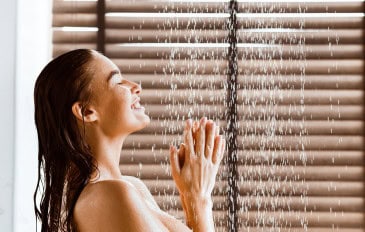 Mulher tomando banho