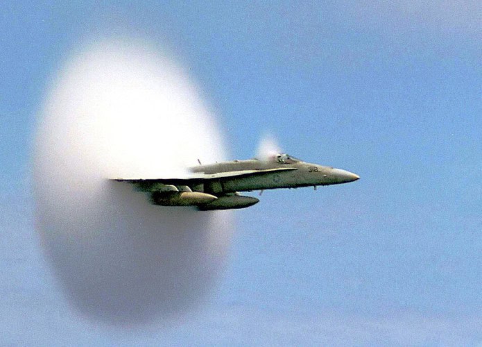 Avião compreendendo a barreira do som / Crédito: Wikimed