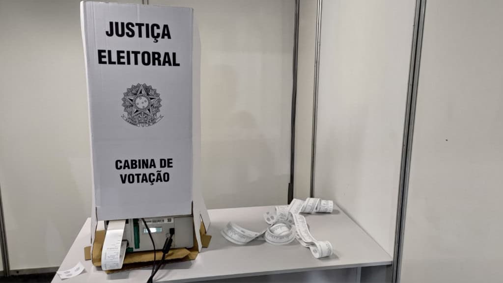 A impressão ocorre por volta das 7h, antes do início da votação e da chegada do primeiro eleitor à seção – Imagem: Divulgação/TRE