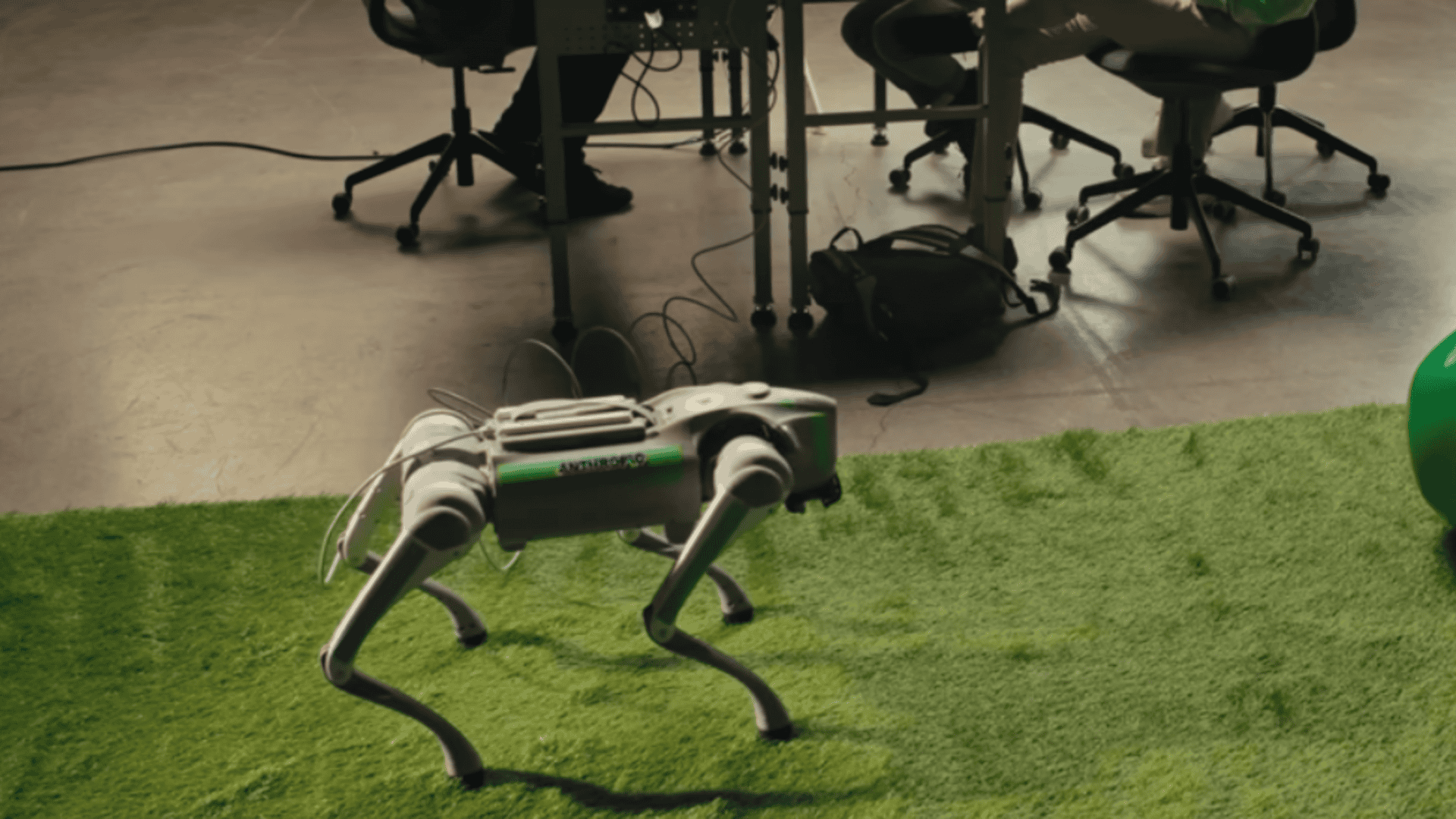 IA Claude controla cachorro robô e mostra avanço no uso físico de inteligência artificial