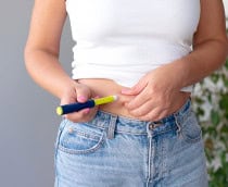 Mulher aplicando caneta emagrecedora na barriga