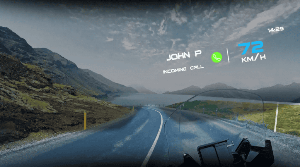 O capacete conta com um visor HUD embutido que exibe dados essenciais, como velocidade e navegação GPS