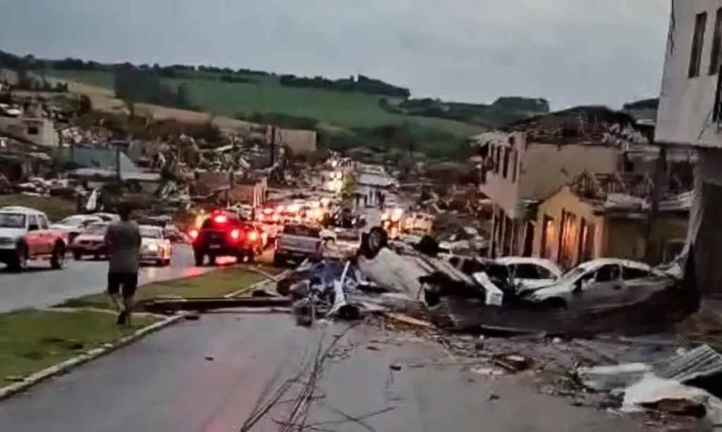 Passagem de tornado no Paraná deixou estragos