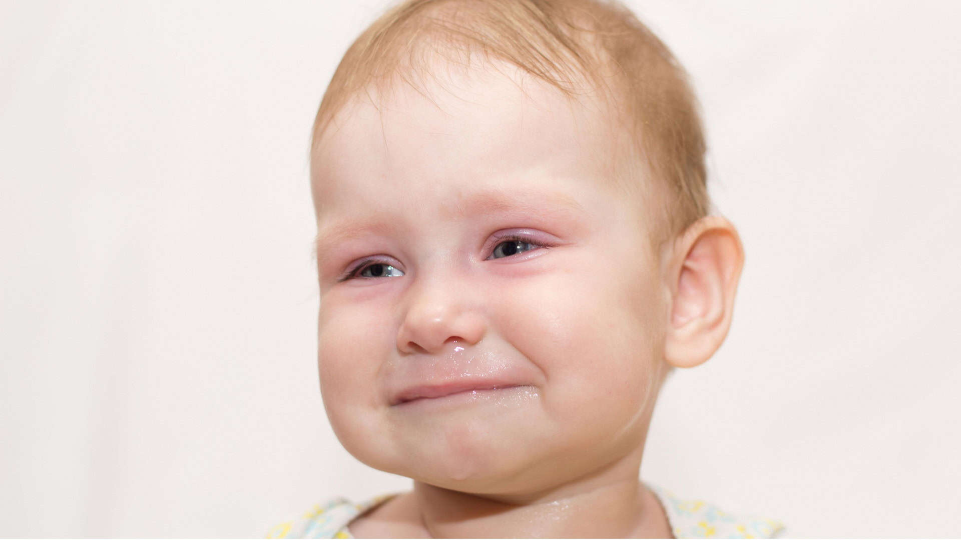 Criança chorando com o nariz escorrendo