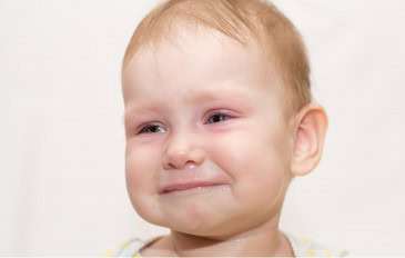 Criança chorando com o nariz escorrendo