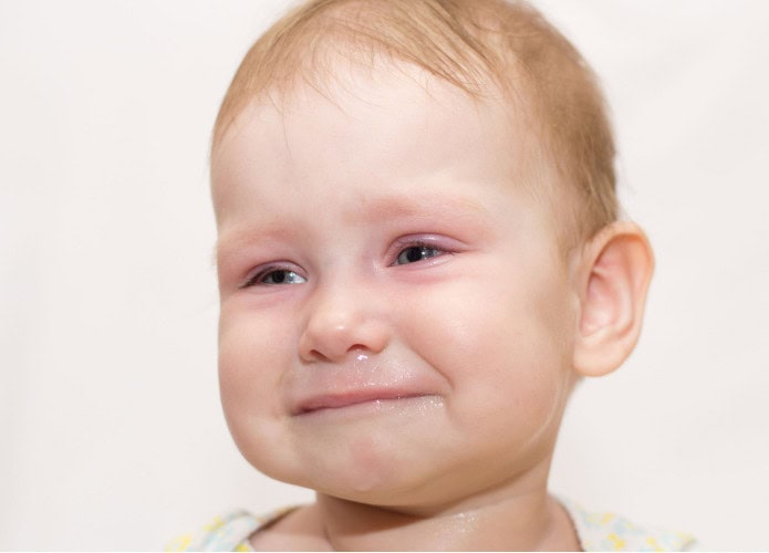 Criança chorando com o nariz escorrendo