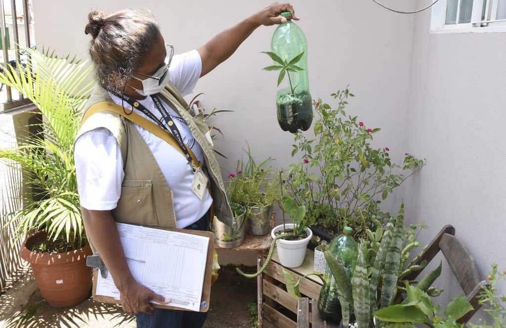 Vacina do Butantan contra a dengue será aprovada este ano, diz ministro A vacina contra a dengue desenvolvida pelo Instituto Butantan será liberada pela Anvisa até o final deste ano, disse o ministro da Saúde, Alexandre Padilha, nesta segunda-feira (3). Mais de 40 milhões de doses deverão ser produzidas no ano que vem em parceria com a empresa WuXi Biologics, da China.  combate dengue