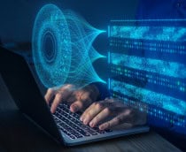 Pessoa digitando em um teclado de notebook