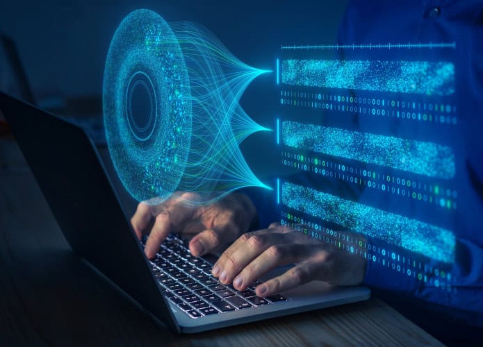 Pessoa digitando em um teclado de notebook