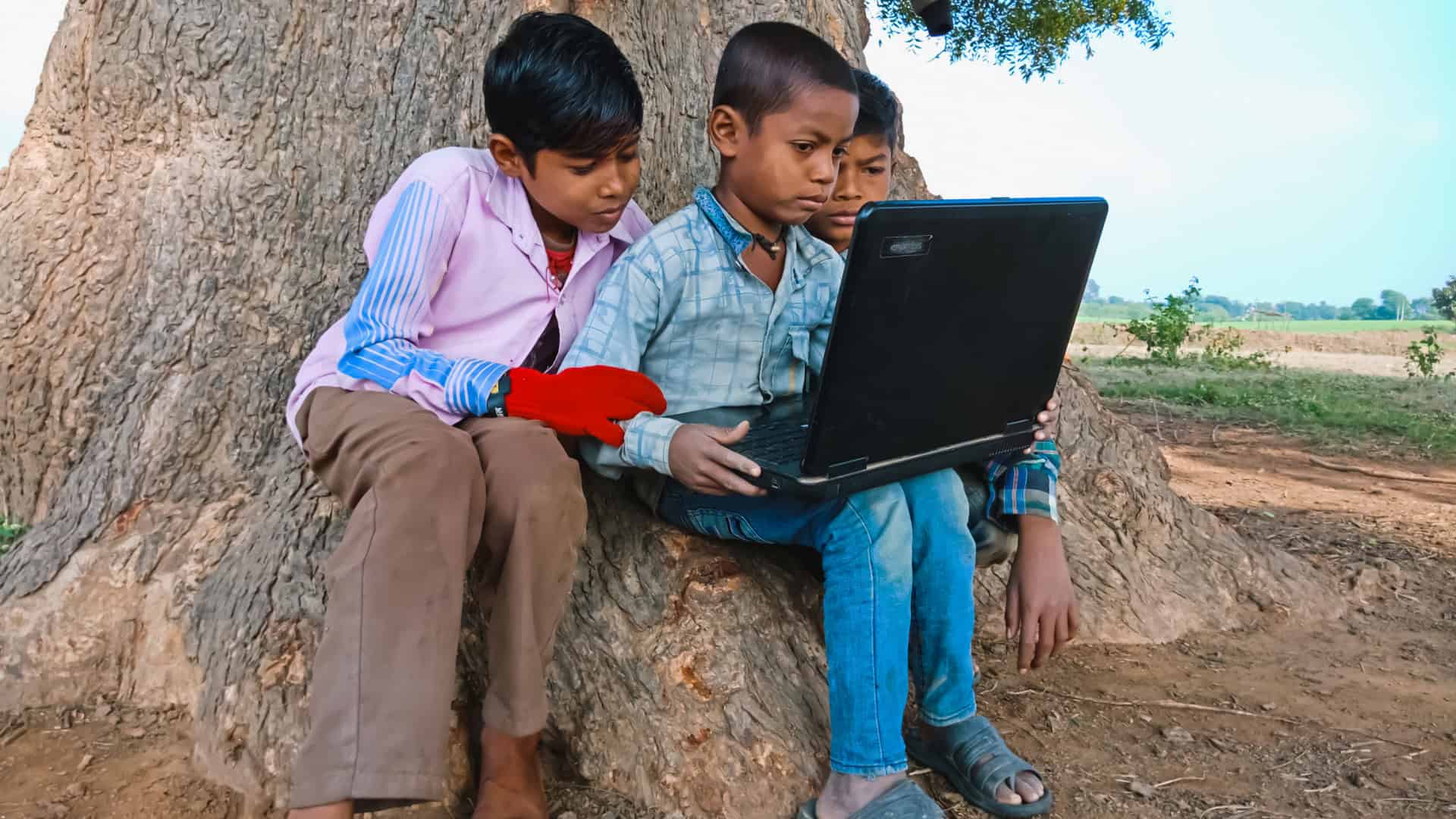 Internet cresce globalmente, porém disparidades de renda, gênero e infraestrutura continuam