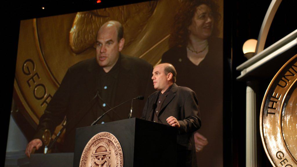 O que é um showrunner em uma série de TV? Se você gosta de séries e acompanha notícias e debates sobre suas produções favoritas, provavelmente já ouviu o termo showrunner. Mas o que ele significa? A palavra se refere a um dos cargos mais importantes e centrais da indústria de televisão. David Simon, criador de The Wire e Treme