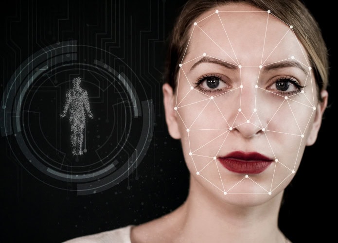 Verificação biométrica de uma jovem mulher com tecnologia de rastreamento facial