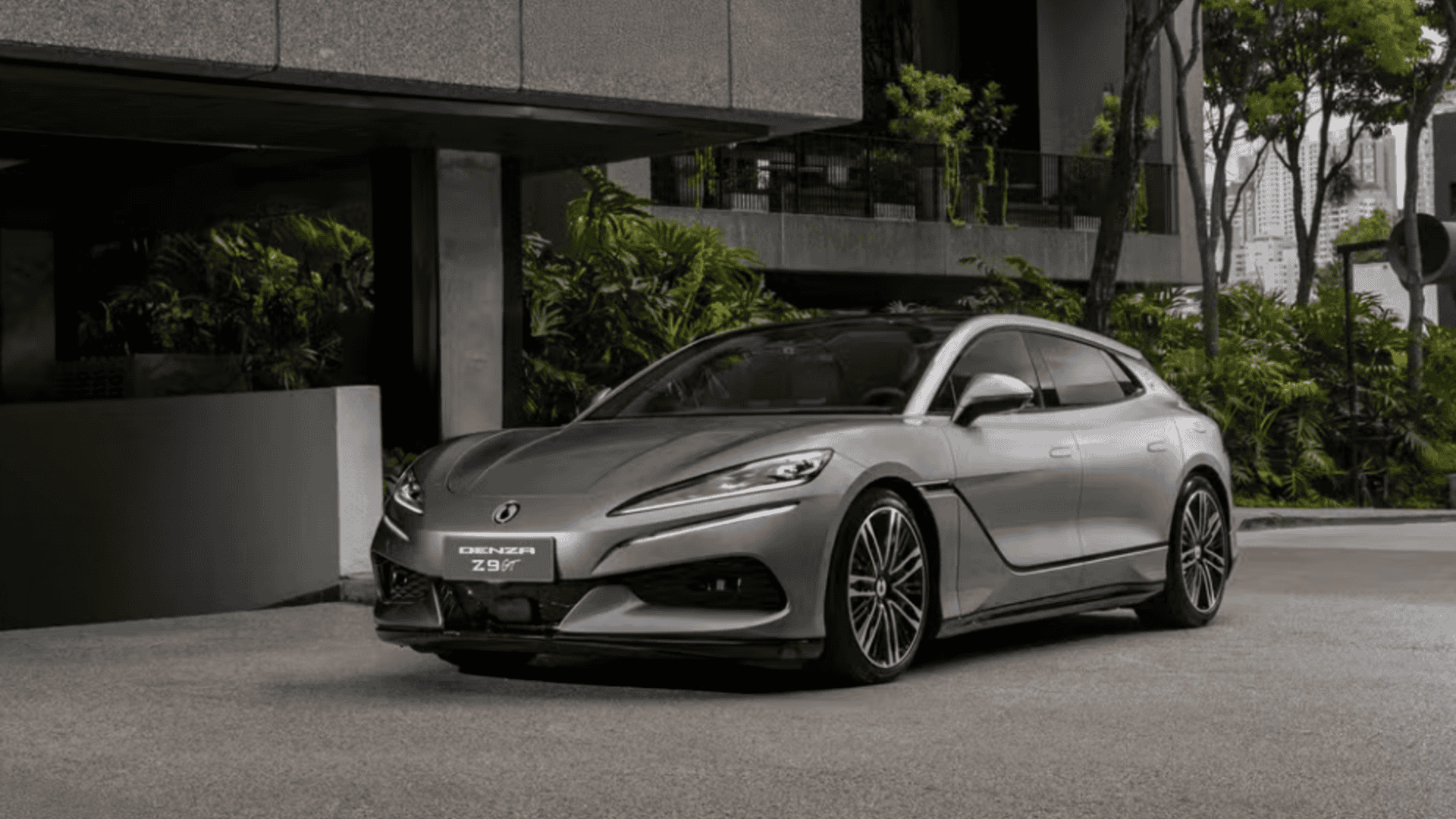 Denza desembarca no Brasil com trio de modelos premium e foco em desempenho