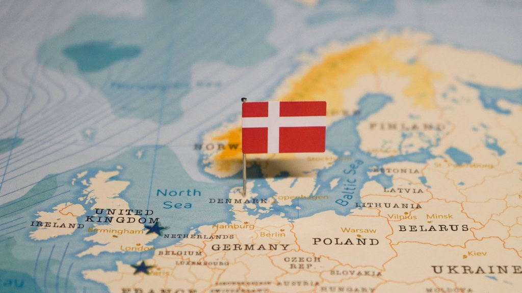 Governo da Dinamarca quer impedir que menores de 15 anos tenham acesso às redes sociais. Foco é garantir maior bem-estar mental de crianças e adolescentes.