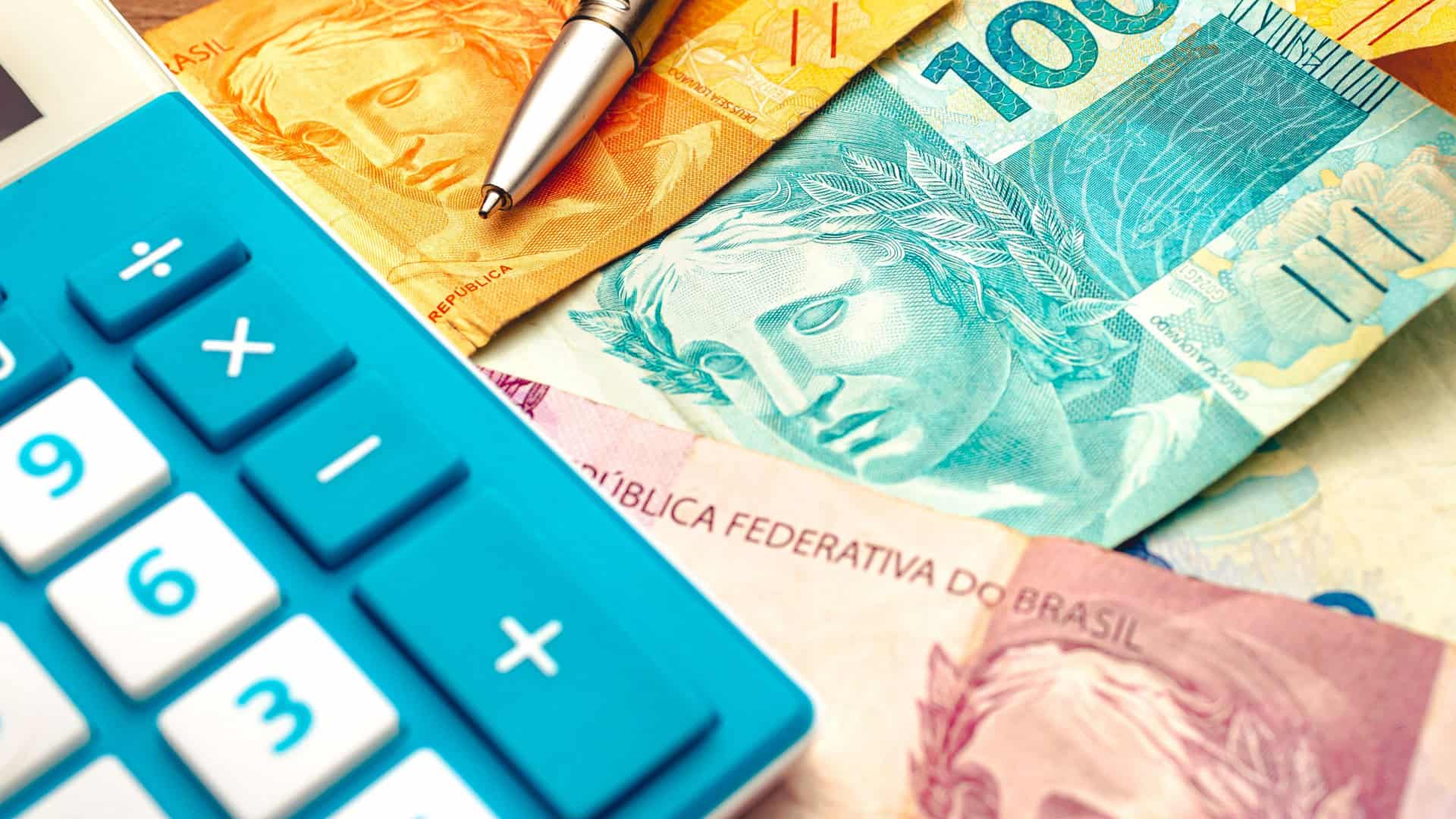 Calculadora e notas de reais diversas
