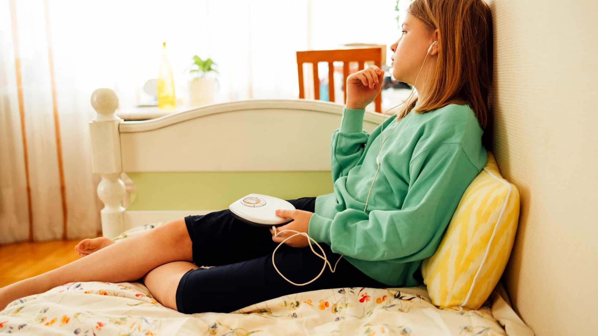 Adolescente escuta música em um discman