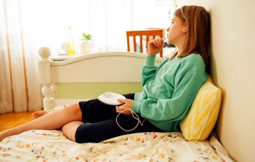 Adolescente escuta música em um discman