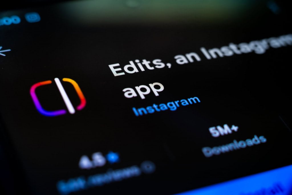 Ícone do Instagram em primeiro plano sobre fundo desfocado, representando os recursos de edição do aplicativo, como filtros de Reels e o novo Edits