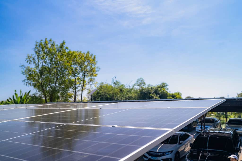 Estacionamento solar usa  painel fotovoltaico