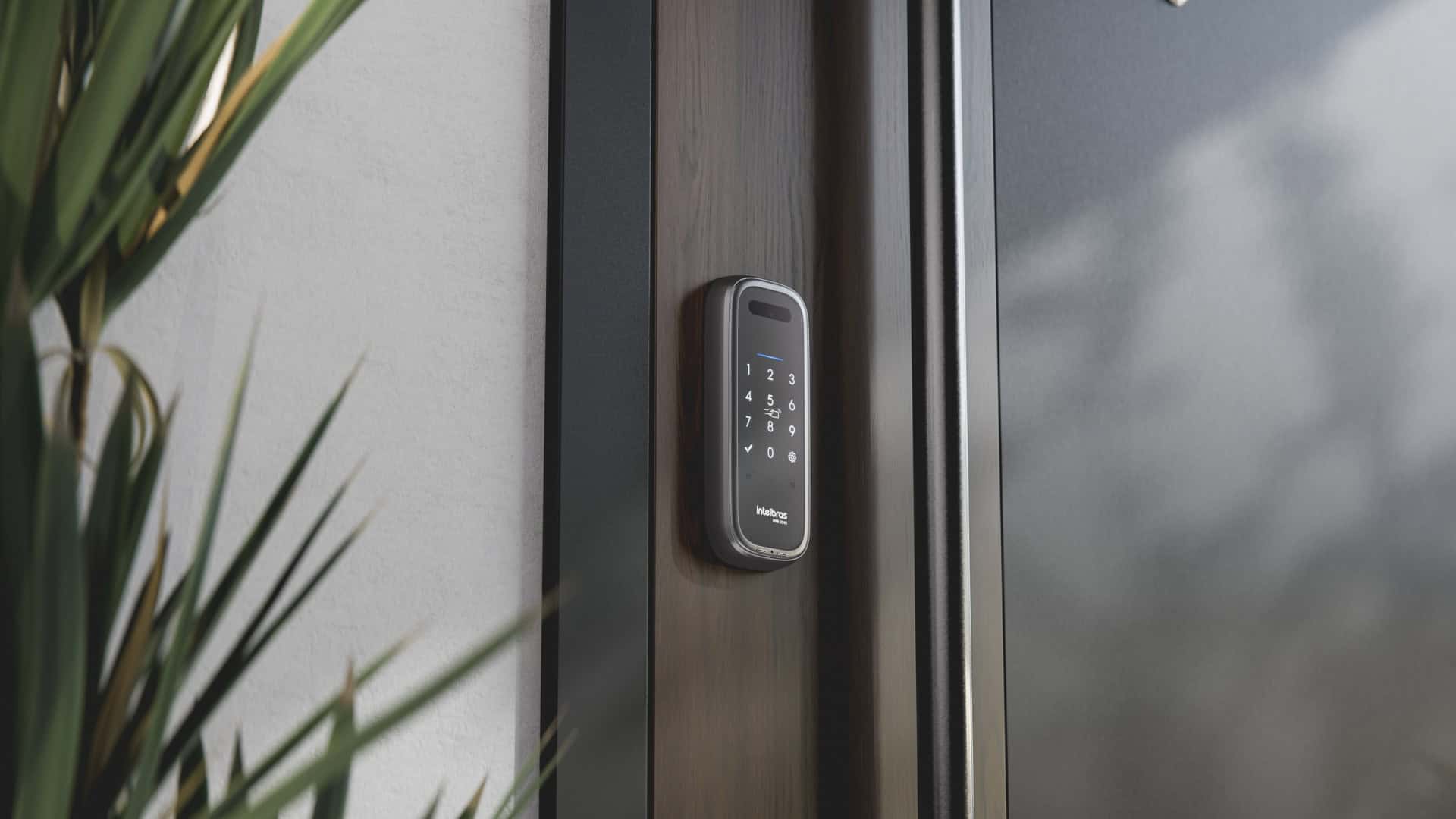 Intelbras apresenta sua primeira fechadura de sobrepor com biometria da palma no Brasil
