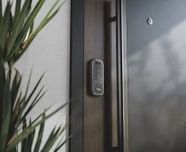 Intelbras apresenta sua primeira fechadura de sobrepor com biometria da palma no Brasil