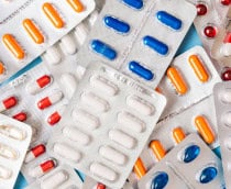 foto de diversas cartelas de comprimidos de várias cores juntos