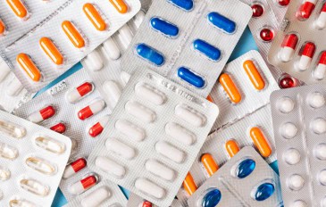 foto de diversas cartelas de comprimidos de várias cores juntos